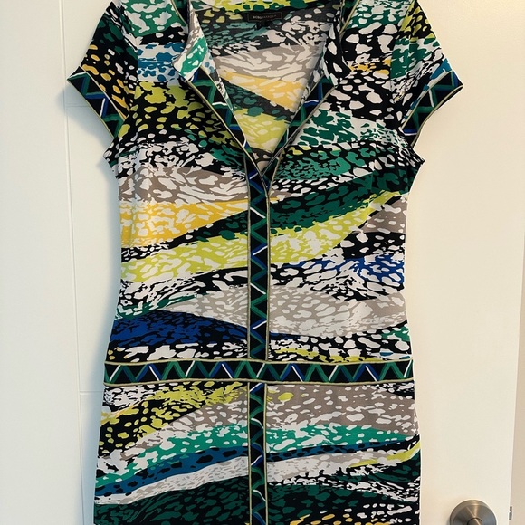 BCBG MAX AZRIA  WOMEN'S DALY V-NECK  JERSEY SHIRT DRESS SIZE S - Picture 3 of 8